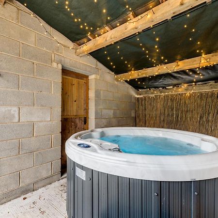 Central Malham, Sleeps 2, Private Hot Tub, Yoga Studio Exterior photo